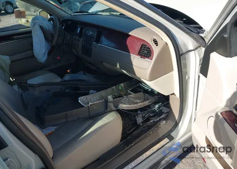 2005 Lincoln Town Car Signature L from USA, damaged, VIN 1LNHM85W75Y647311